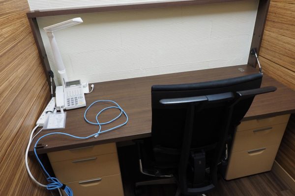 個室は月3万円。電波が届きにくい場所なので、ケータイキャリアの中継器が置いてありました。さすがｗ